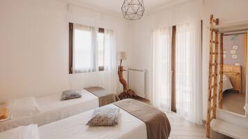 Quarto família, sacada, vista para a cidade | Roupas de cama premium, individualmente decorados