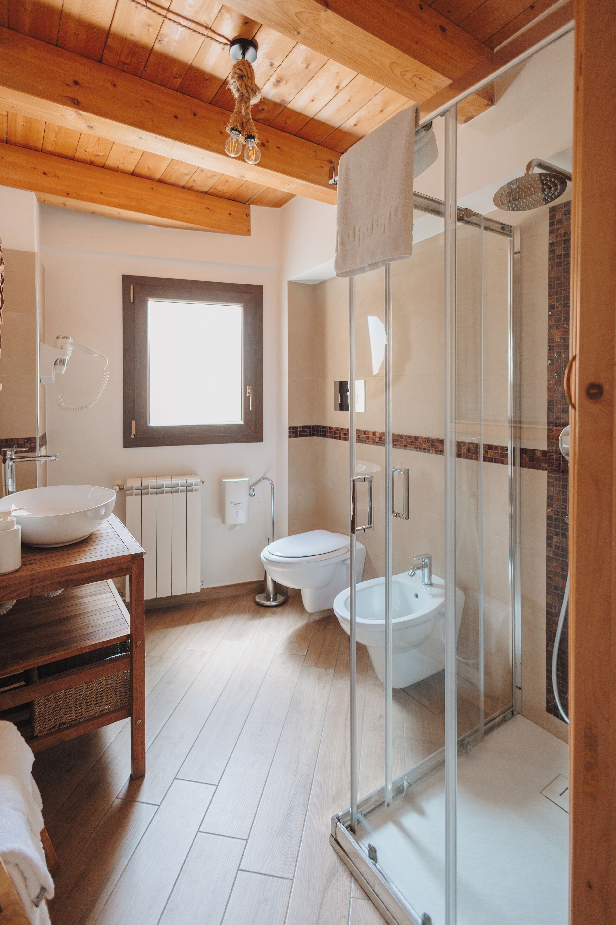 Chambre Triple Deluxe | Salle de bain | Douche, douche à « effet pluie », articles de toilette écologiques