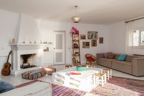 TV, fireplace, stereo