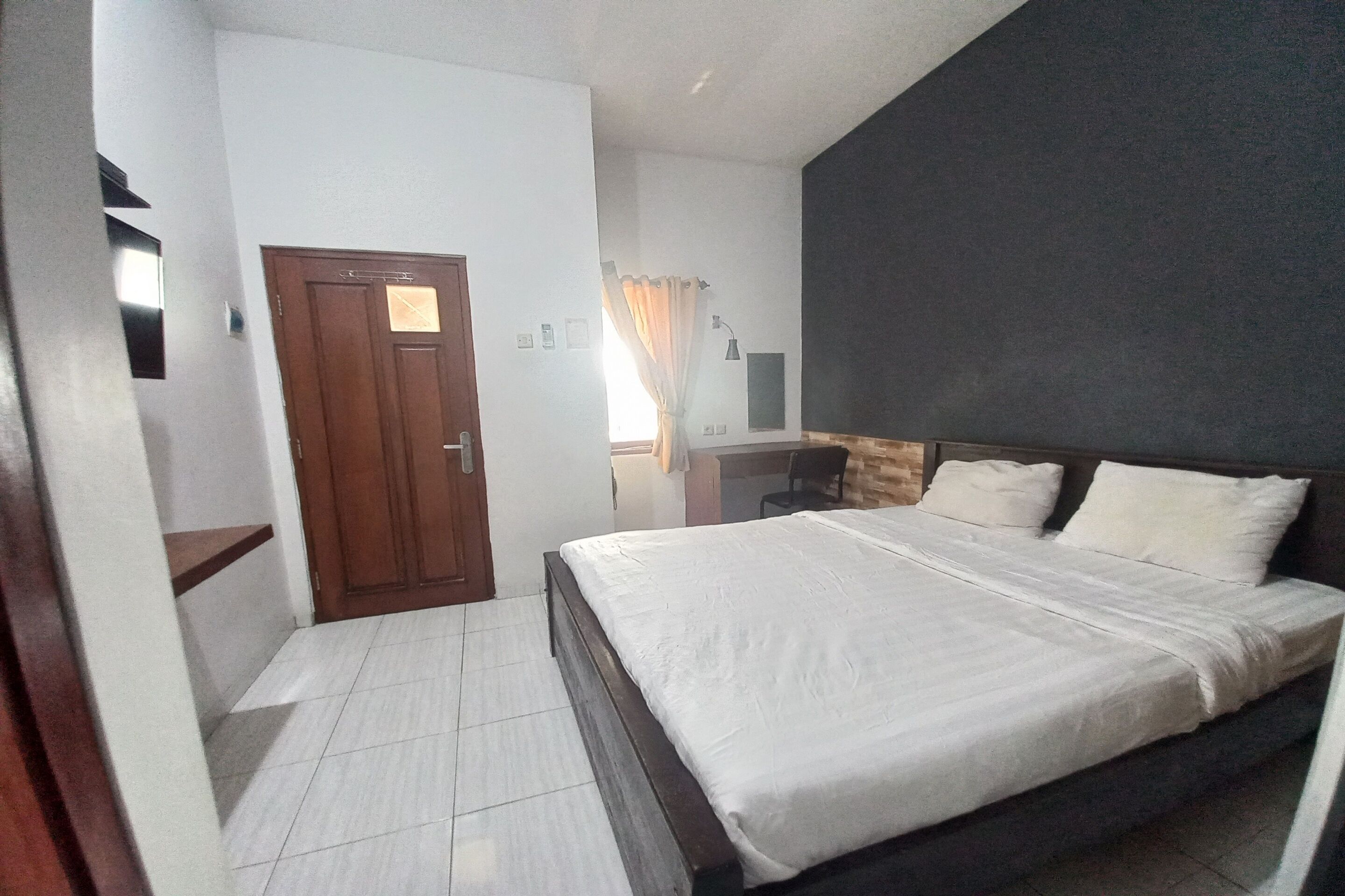 Doppia Deluxe | Una scrivania, Wi-Fi gratuito, lenzuola