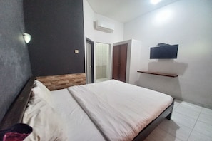 Deluxe Double Room | Desk, free WiFi, bed sheets
