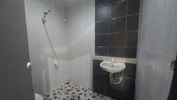 Deluxe tweepersoonskamer | Badkamer | Een douche, handdoeken, zeep