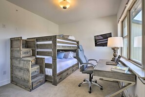 3 Schlafzimmer, Schreibtisch, Bügeleisen/Bügelbrett, Reisekinderbett