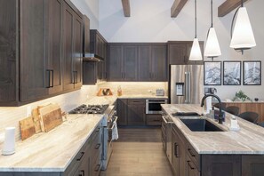 Frigorífic, microones, forn i placa de cuina 