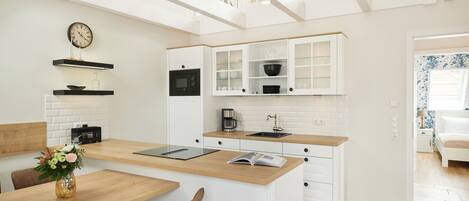 ثلاجة، ميكروويف، فرن، موقد طهي مسطح