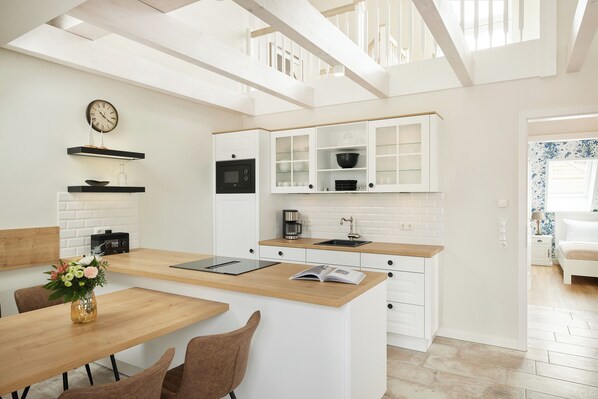 Kühlschrank, Mikrowelle, Ofen, Herdplatte