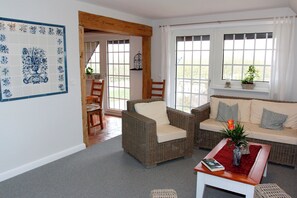 TV, DVD player - Ebb and flow - thatched roof house, garden, sauna (Galmsbüll)