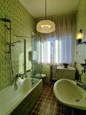 Articles de toilette écologiques, séchoir à cheveux, bidet