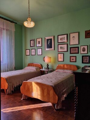 3 chambres, bureau, fer et planche à repasser, draps fournis