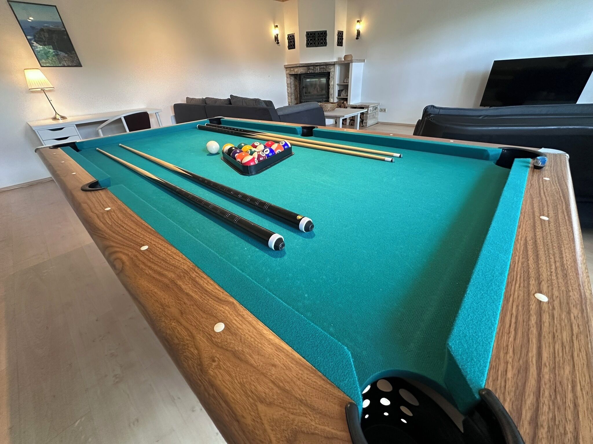 Télévision, cheminée, baby-foot, table de tennis de table