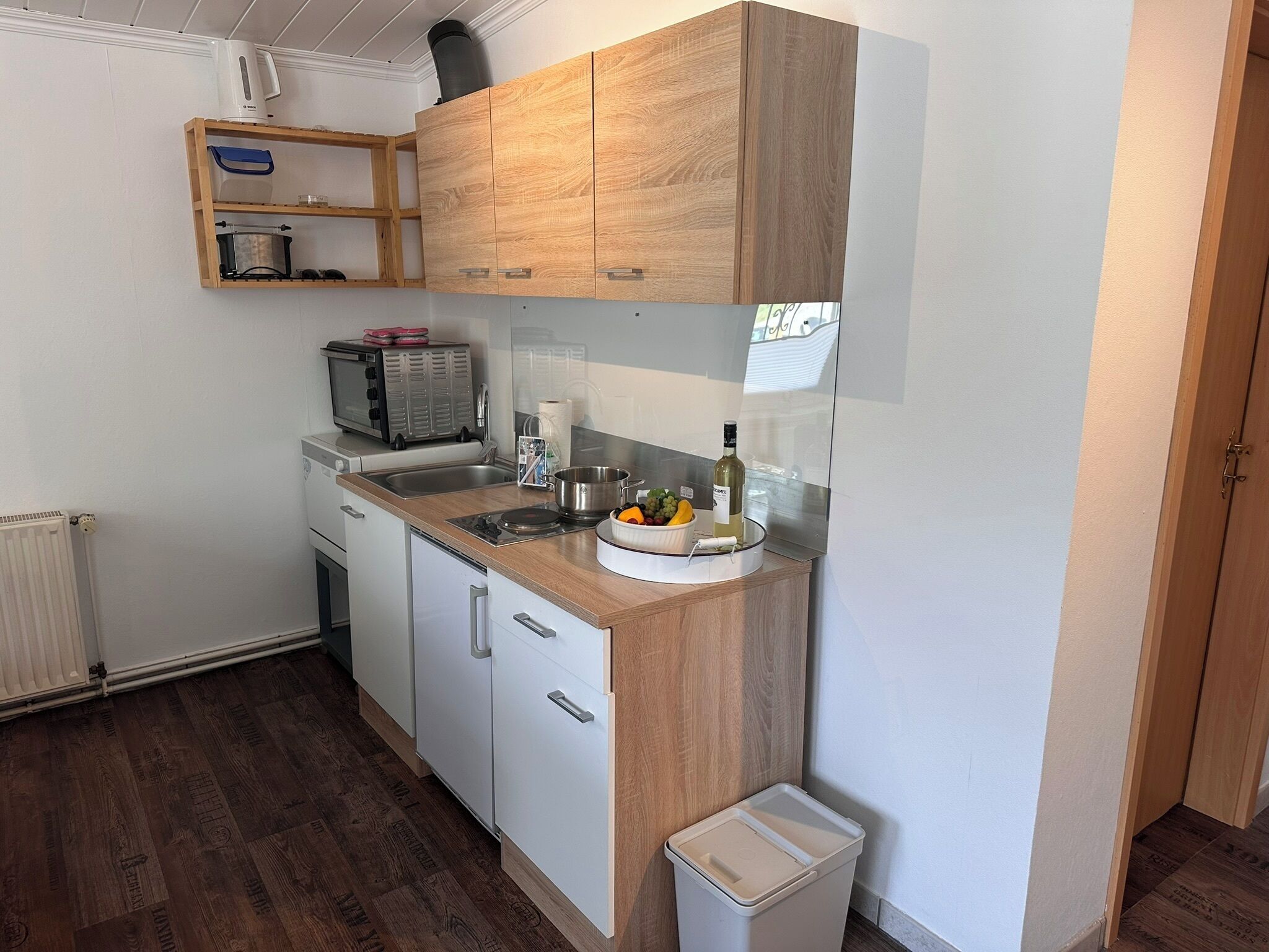 Réfrigérateur, four à micro-ondes, un four, surface de cuisson