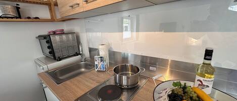 Een koelkast, een magnetron, een oven, een kookplaat