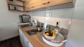 Een koelkast, een magnetron, een oven, een kookplaat