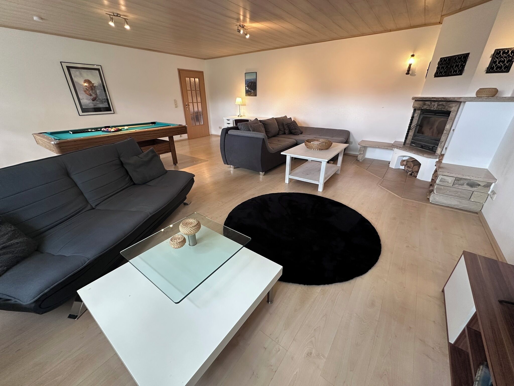 Fernseher, Kamin, Tischfußball, Tischtennisplatte