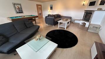 Fernseher, Kamin, Tischfußball, Tischtennisplatte