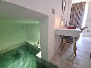 Luxury Room | Hypo-allergenic bedding, free WiFi