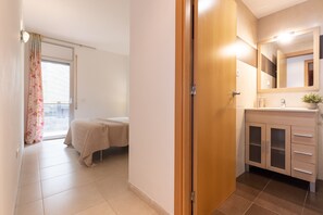 1 dormitorio, tabla de planchar con plancha, ropa de cama