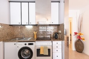 冷蔵庫、電子レンジ、オーブン、コーヒー / ティーメーカ  ー