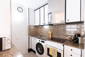 Kühlschrank, Mikrowelle, Ofen, Wasserkocher mit Kaffee-/Teezubehör