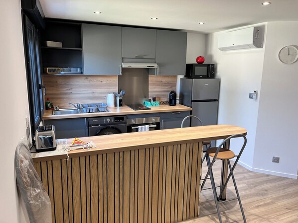 Micro-ondes, four, plaque de cuisson