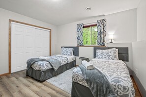 3 chambres, fer et planche à repasser, lit de bébé portatif