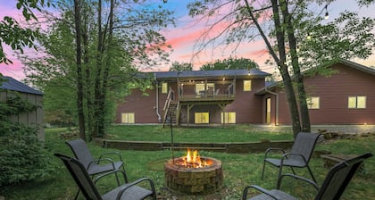 Stylish 2-Bedroom Upper-Townside Getaway I Firepit I Deck I Yard