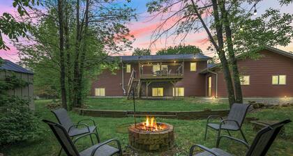 Townside Getaway I Firepit I Deck I Yard