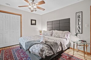 5 habitaciones, escritorio y tabla de planchar con plancha 