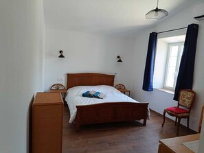 2 bedrooms, iron/ironing board, travel cot, free WiFi