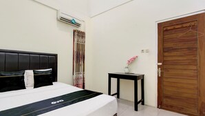 Double Room - Spot on Homestay Griya Sunarti (Depok)