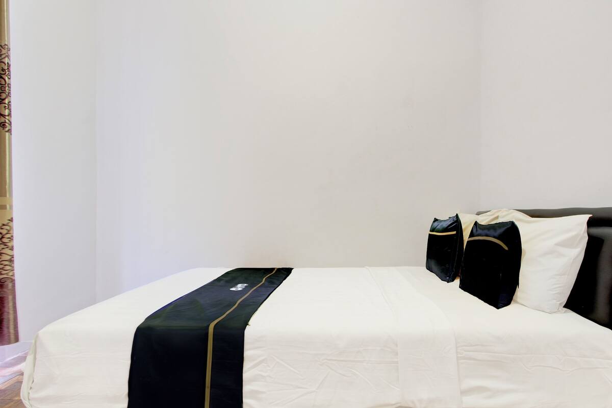 Basic Double Room | Free WiFi, bed sheets
