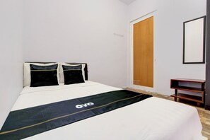 Basic Double Room | Free WiFi, bed sheets - Spot on Homestay Griya Sunarti (Depok)