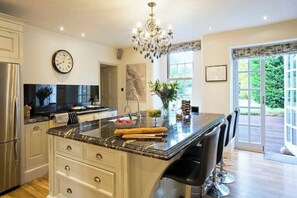 Een microgolfoven, een oven, een kookplaat, een vaatwasser