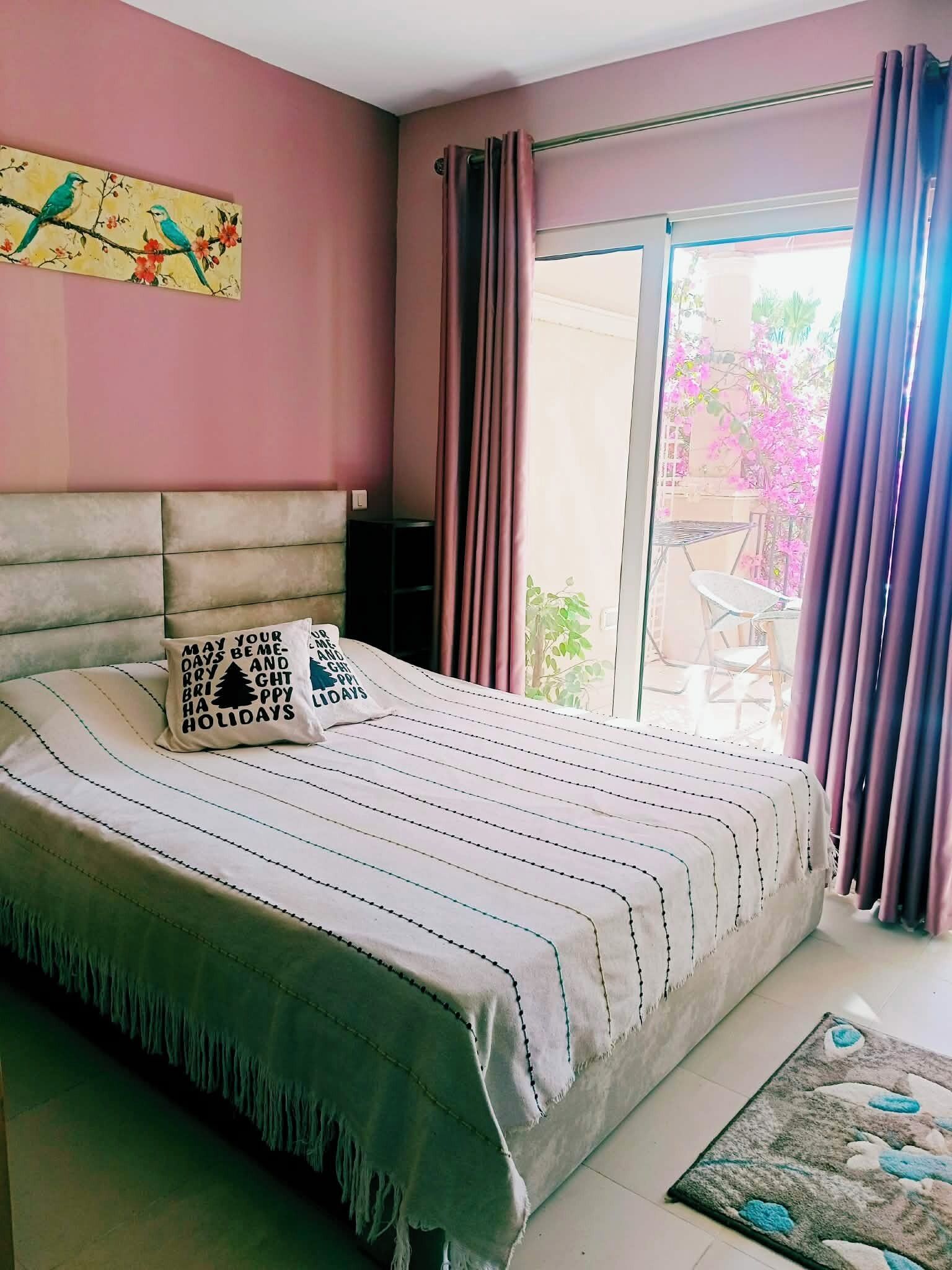 1 soverom, strykejern/-brett, wi-fi (mot et tillegg) og sengetøy