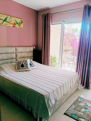 1 soverom, strykejern/-brett, wi-fi (mot et tillegg) og sengetøy