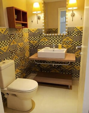 Dusj, håndklær, såpe og toalettpapir