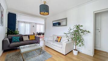 Smart TV, fireplace, DVD player, table tennis