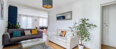 Smart-TV, peis, DVD-spiller og bordtennis