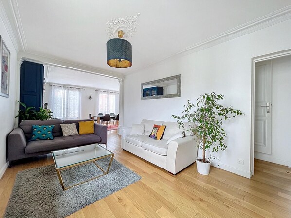 Smart TV, fireplace, DVD player, table tennis