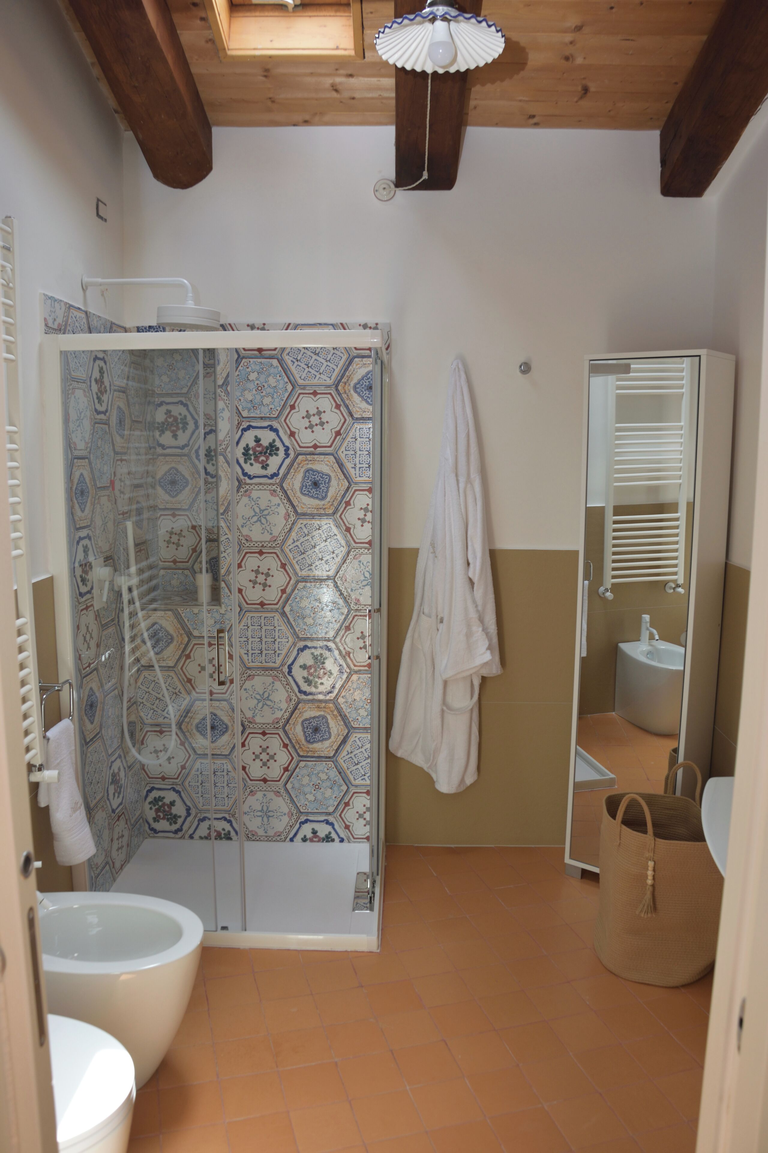 Sèche-cheveux, bidet, serviettes fournies, savon