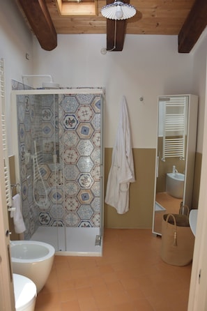 Haartrockner, Bidet, HandtĂŒcher, Seife