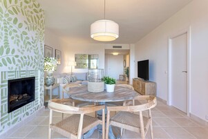 Apartamento (2 Bedrooms) | Servicio de comidas en la habitación