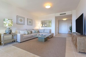 Apartamento (2 Bedrooms) | Zona de estar | Una televisión