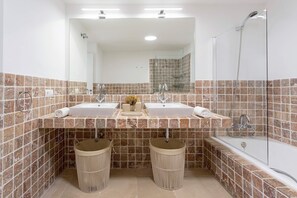 Appartement (2 Bedrooms) | Salle de bain | Baignoire, articles de toilette (gratuits), séchoir à cheveux