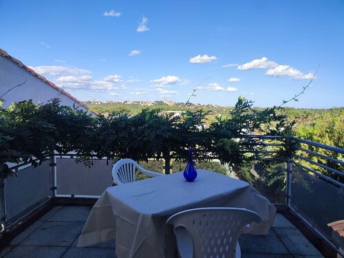 Studio with large 9m² terrace, exceptional view, 5 min from Fonséranes locks
