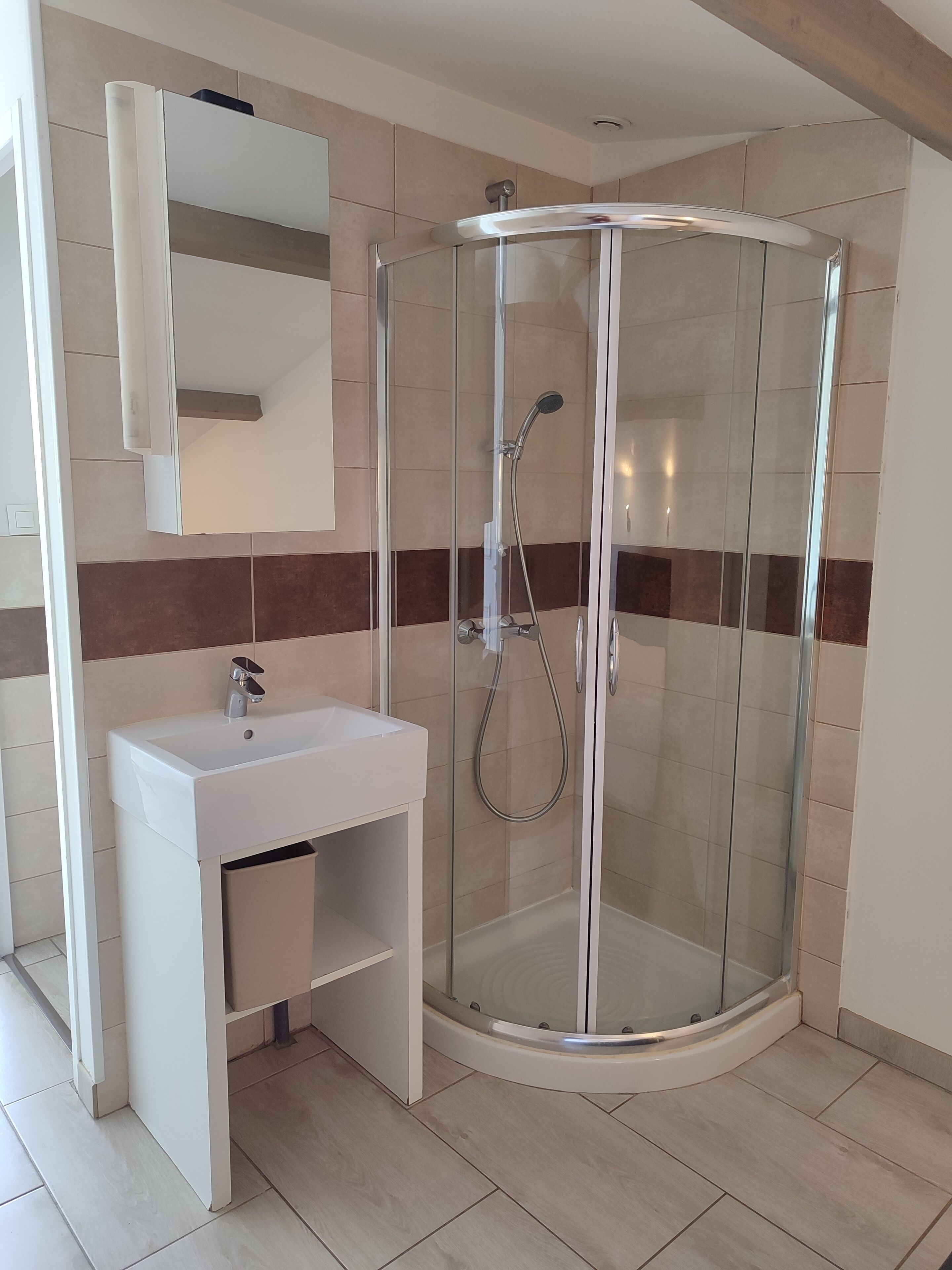 Douche, serviettes fournies, savon, papier toilette