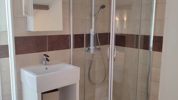 Douche, serviettes fournies, savon, papier toilette