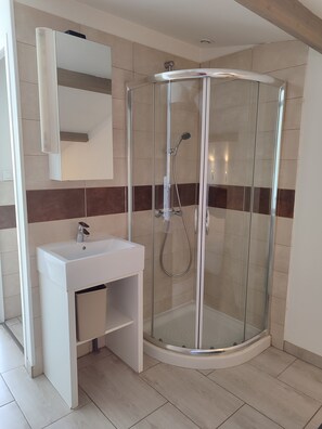 Shower, towels, soap, toilet paper - Studio with large 9m² terrace, exceptional view, 5 min from Fonséranes locks (Béziers)