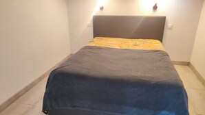 1 多间卧室、床单