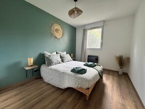 Iron/ironing board, WiFi, bed sheets